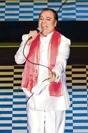 Visten de etiqueta a Juan Gabriel