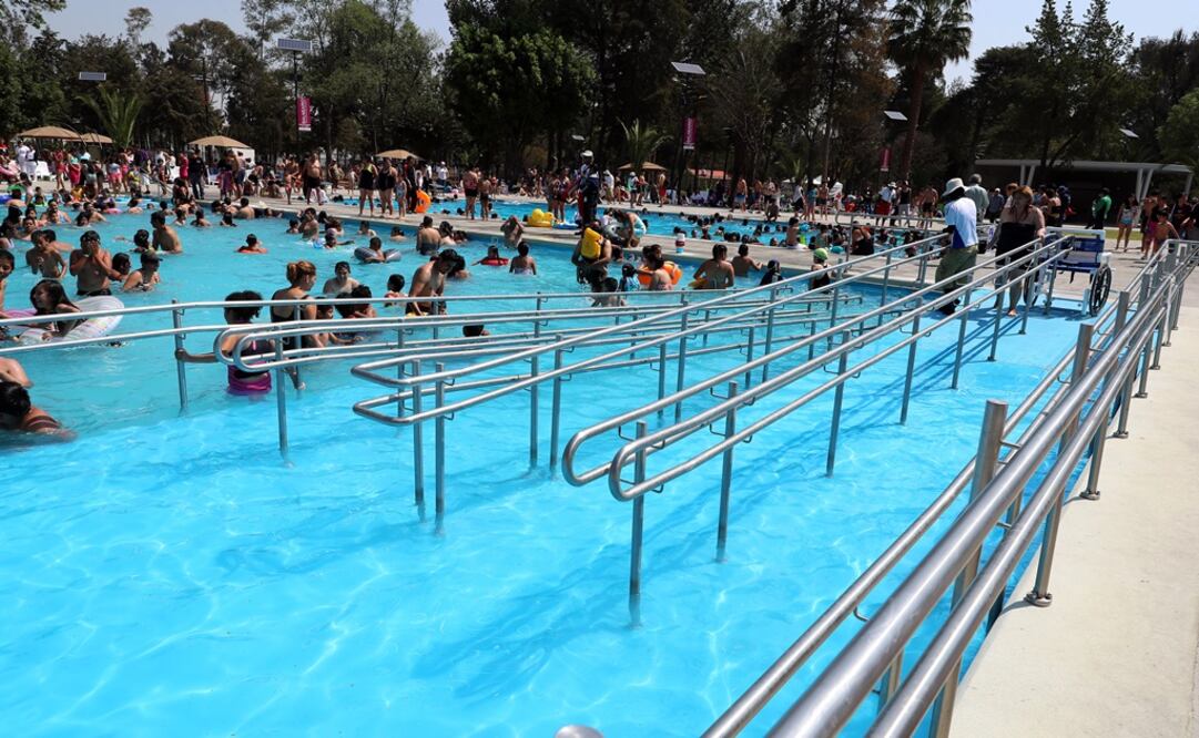 Familias provenientes de la CDMX y el Estado de México visitaron el recién remodelado Balneario del Bosque de San Juan de Aragón.