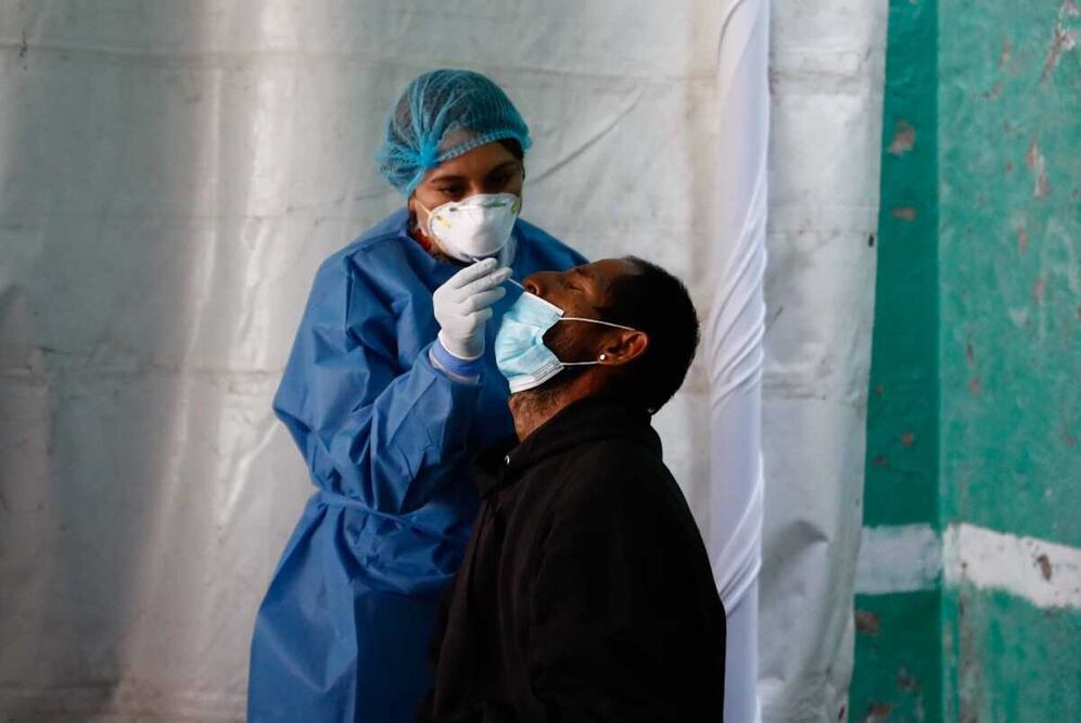 Realización de pruebas para detectar el Covid-19 en México. Foto: El Universal, Diego Simón Sánchez, archivo