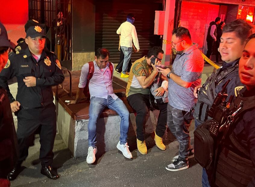 Los dos sujetos que venían conduciendo la camioneta Foto: Especial