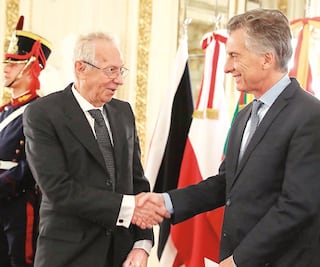 Acusan a embajador en Argentina de nuevo robo y renuncia "por motivos de salud"