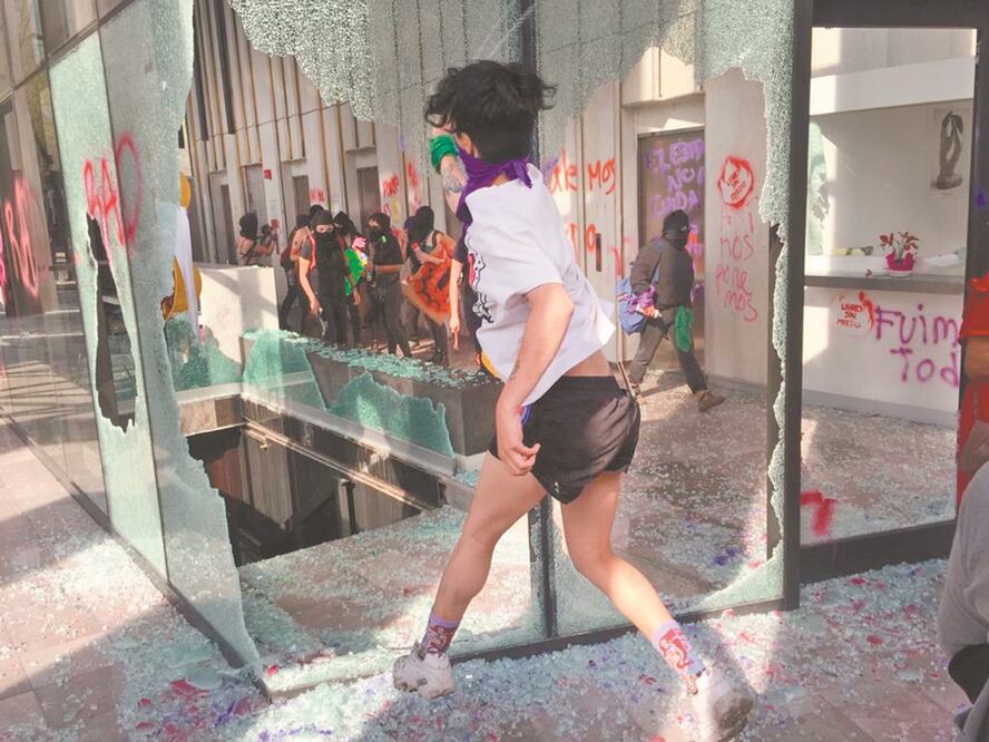 Jóvenes causaron destrozos a la entrada de la Torre Prisma, sede de oficinas del INBAL. FOTOS: YANET AGUILAR Y SONIA SIERRA. EL UNIVERSAL