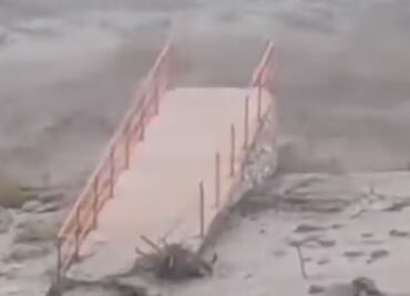 VIDEO: En Argentina un fuerte temporal provoca alud que derriba puente peatonal recién inaugurado