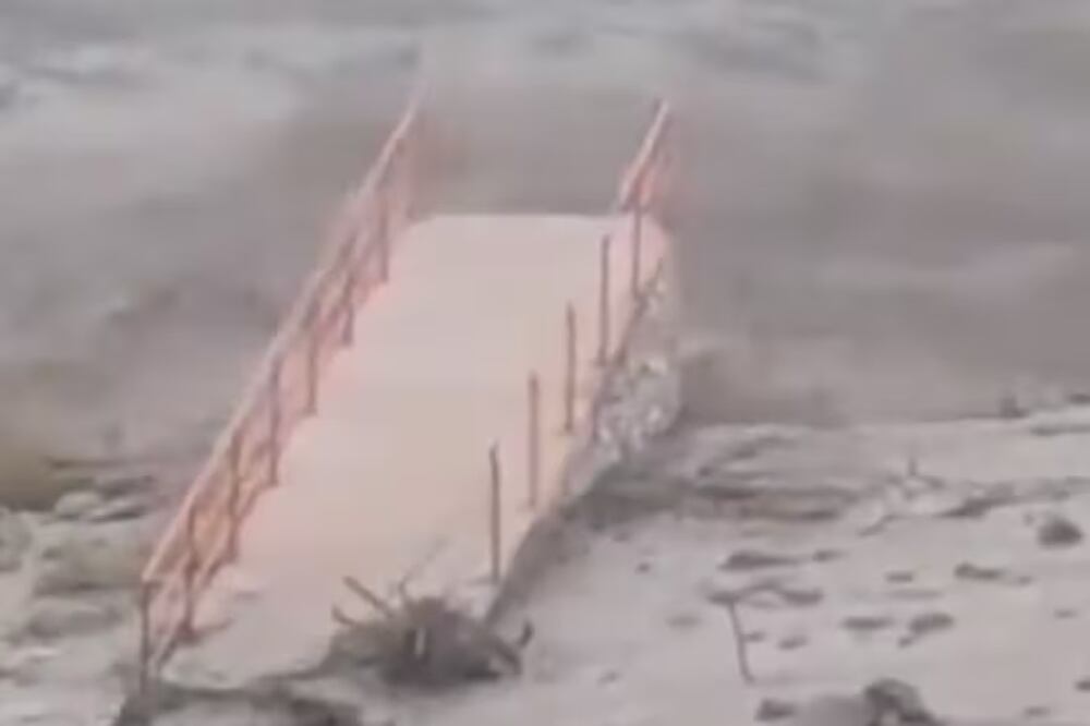 El puente destrozado en Catamarca como consecuencia del temporal. Foto: Captura