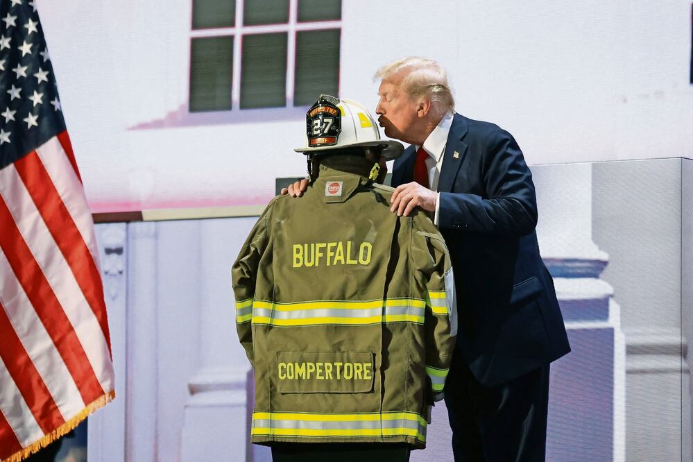 En la convención republicana, Trump presentó el uniforme del bombero que murió en el ataque en Pennsylvania. Foto: de JOE RAEDLE. afp