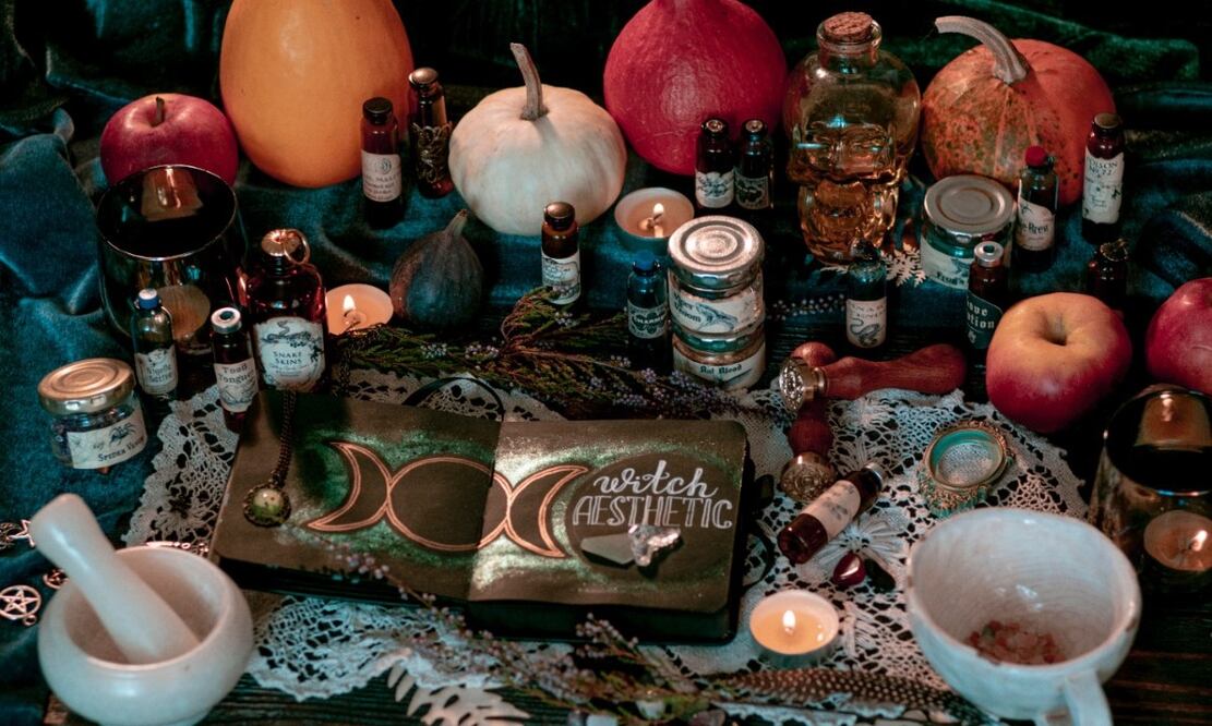 La cafetería Salem Witch Store & Coffee organiza la cena para recibir el equinoccio. Foto: Elena Mozhvilo / Unsplash