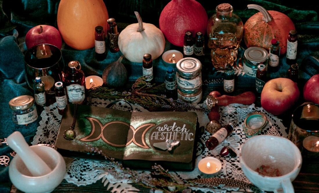 La cafetería Salem Witch Store & Coffee organiza la cena para recibir el equinoccio. Foto: Elena Mozhvilo / Unsplash