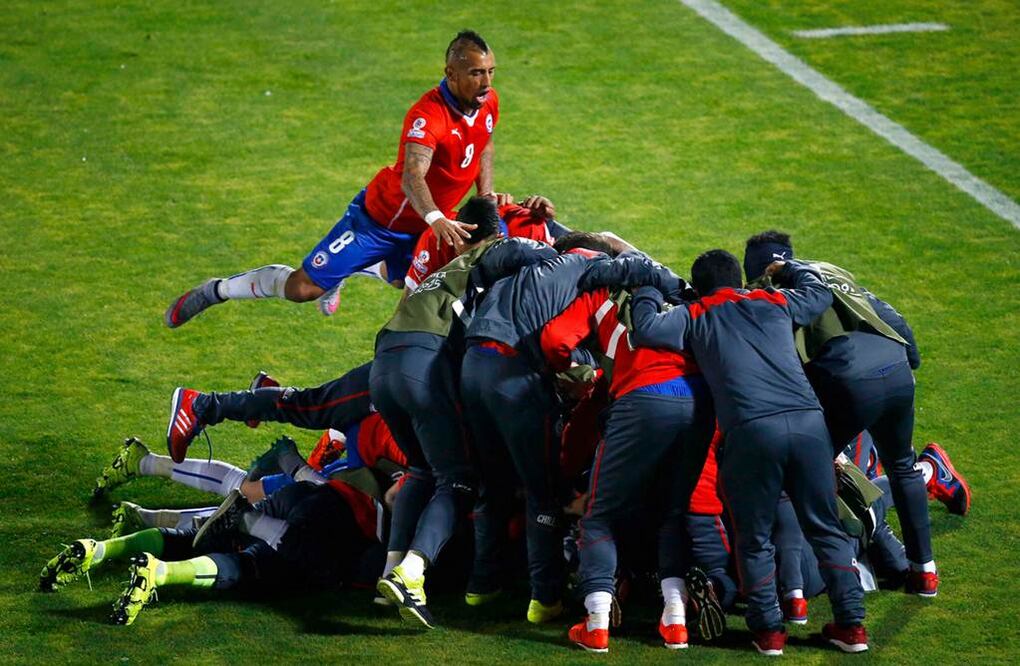 La locura fue el estadio Nacional de Santiago, tras la solitaria anotación de Mauricio Isla para la selección de Chile. Foto Xinhua