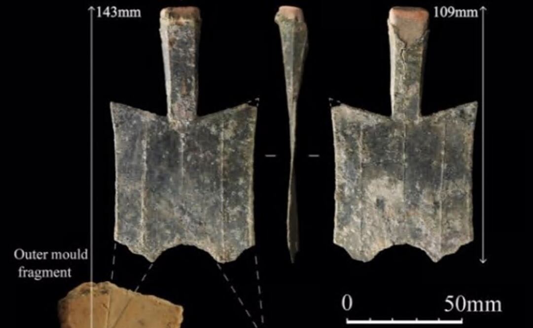 Moneda espada y su reconstrucción. El molde exterior (abajo a la izquierda) del pozo H2032 también se usa para reconstruir la moneda de espada . Foto: H. ZHAO