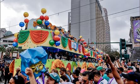 FOTOS: Con desfile de carros alegóricos y comparsas, Nueva Orleans se alista para el Super Bowl