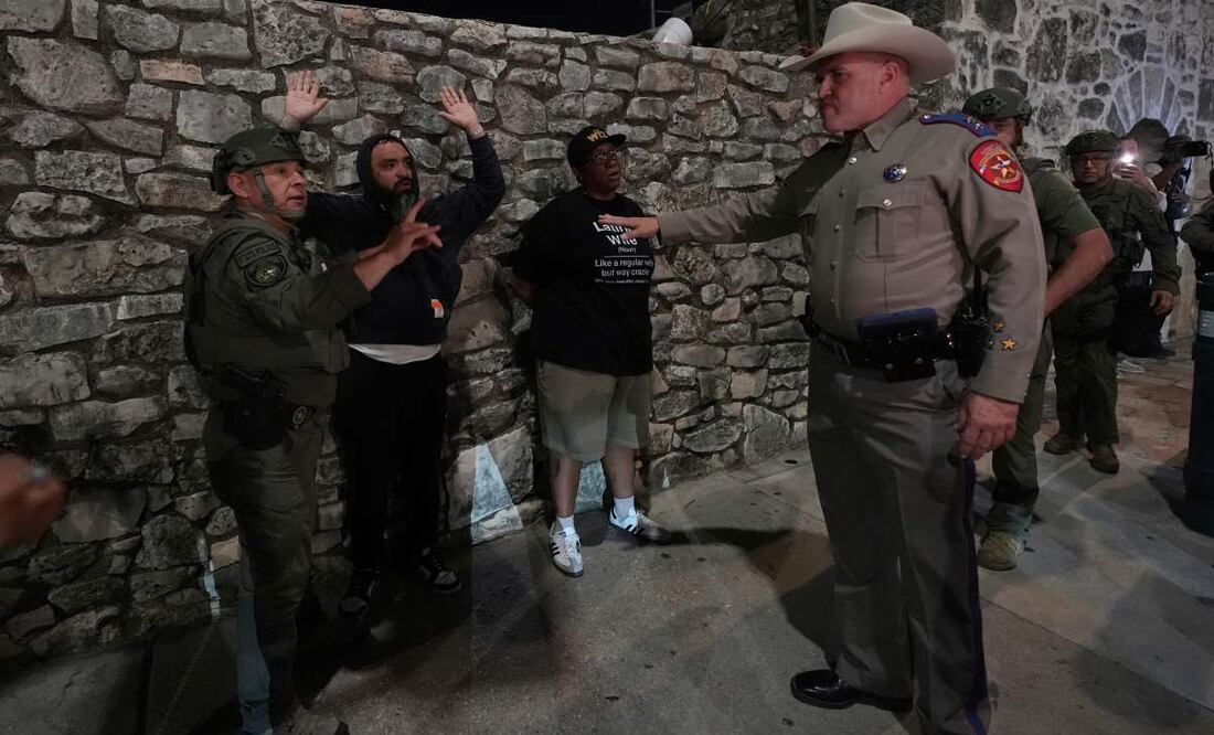 Un manifestante contra ICE es detenido por policías estatales de Texas cerca del Álamo en el centro de San Antonio, el miércoles 11 de junio de 2025. Foto: AP
