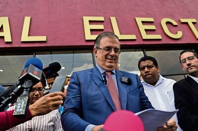 Ebrard dice que se queda en Morena pese a encuestadoras