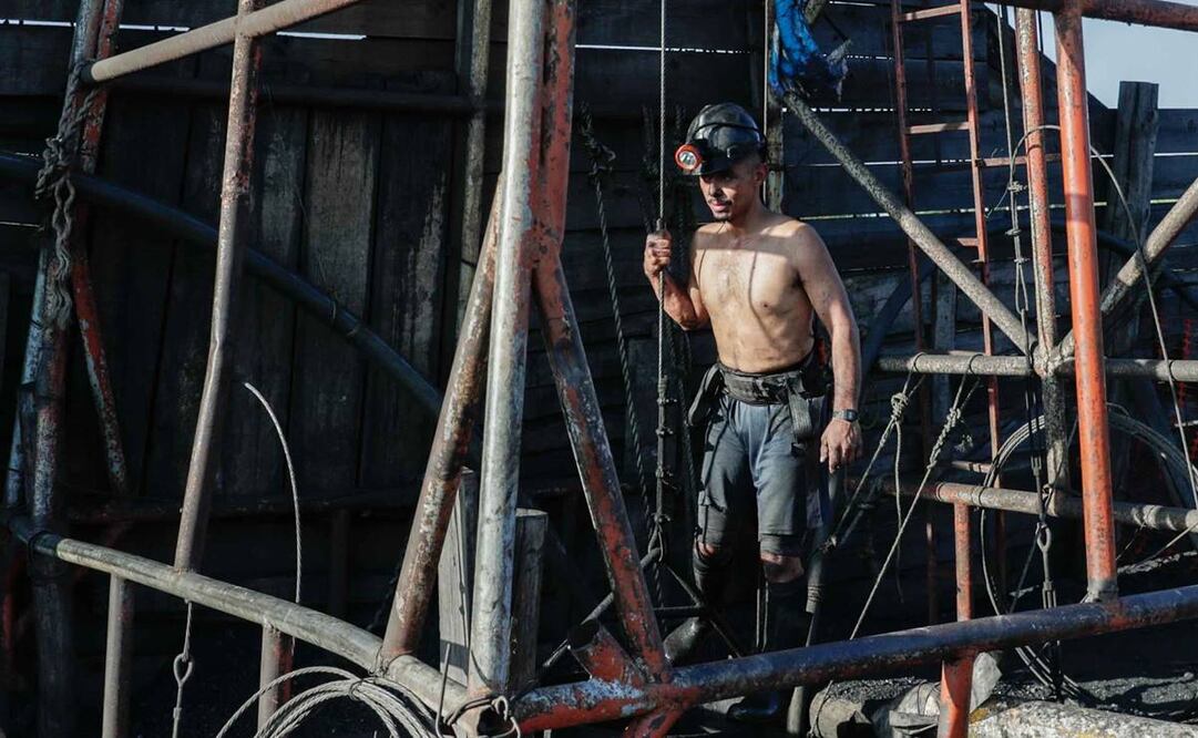 Guillermo Torres ayudó a tres compañeros a salir con vida y ahora trabaja en otra mina. Foto: Diego Simón/ EL UNIVERSAL