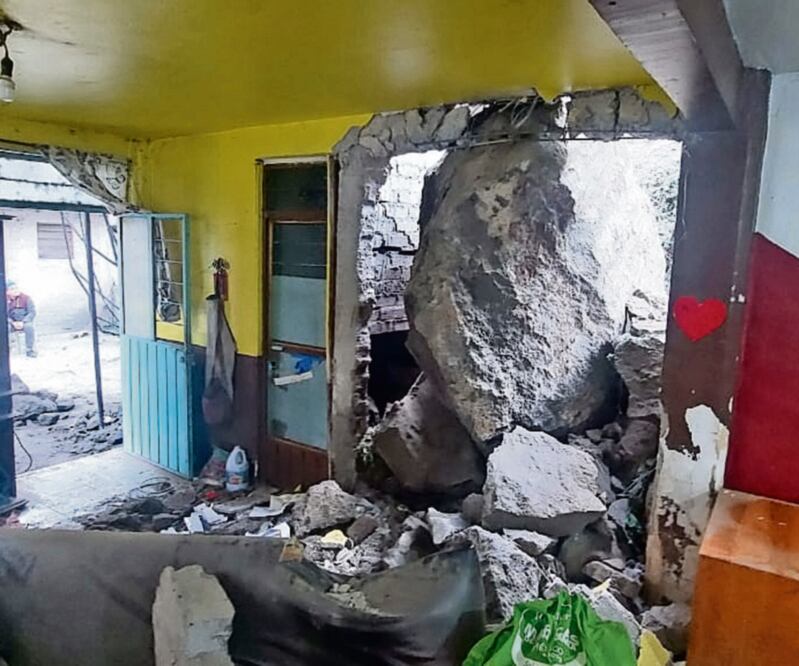 Algunas rocas pararon en el interior de una vivienda en San Martín Xico; las autoridades no reportaron lesionados. Foto: Especial