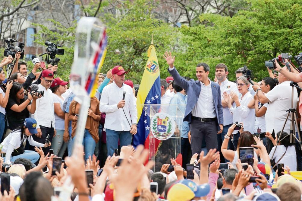 Juan Guaidó, proclamado presidente interino venezolano, se reunió ayer con sus seguidores en Caracas. El opositor llamó a los ciudadanos a exigir sus derechos. Foto: IVAN ALVARADO. REUTERS