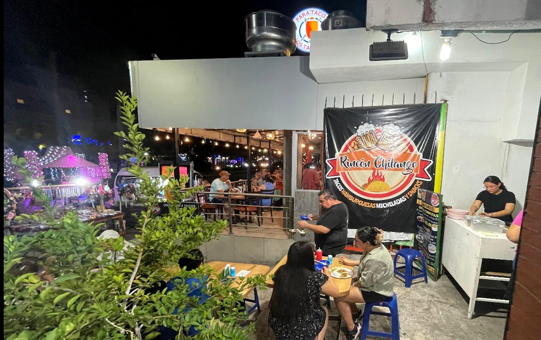 La Costera Miguel Alemán, que antes era el paseo donde estaban los mejores restaurantes, se ha llenado de taquerías y mesas de plástico en las banquetas. Foto: Arturo de Dios Palma / EL UNIVERSAL
