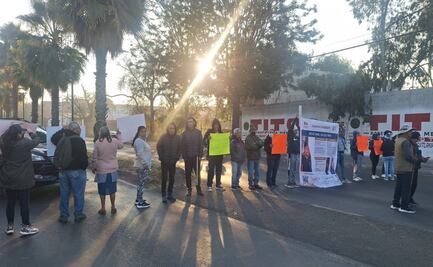 Bloquean Avenida Tláhuac por joven desaparecido; familiares exigen avances en la investigación