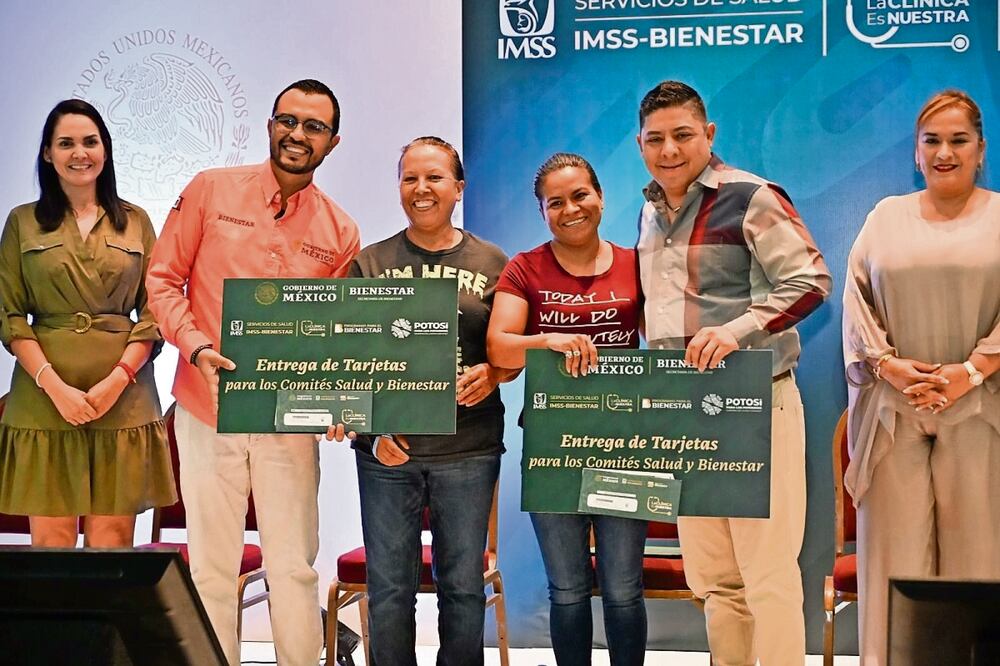 Ricardo Gallardo Cardona, quinto de izq. a der., pidió a las tesoreras de los comités cuidar los recursos y aplicarlos correctamente. Foto especial