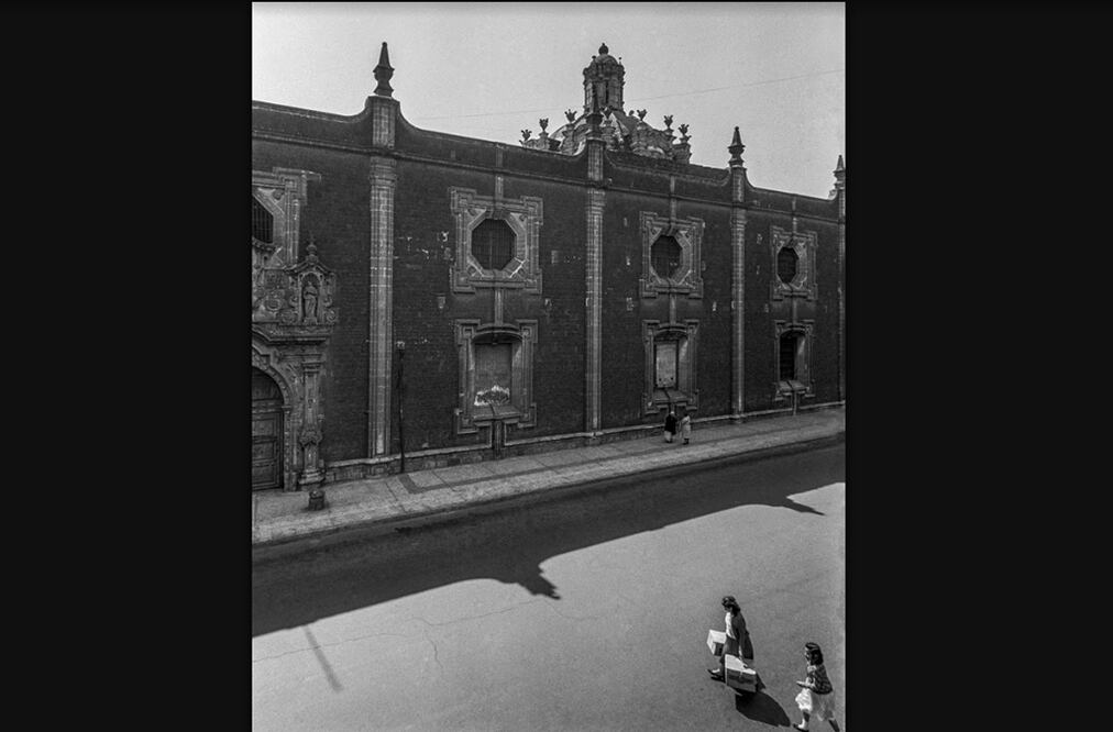 Una mujer y su hija son captadas en las inmediaciones del Colegio de las Vizcaínas en una fotografía de 1964. Este inmueble fue construido entre 1734 y 1753 por la Cofradía de los Vizcaínos de Nuestra Señora de Aránzazu. Este histórico inmueble también es conocido como Colegio de la Paz. Cortesía: Bob Schalkwijk