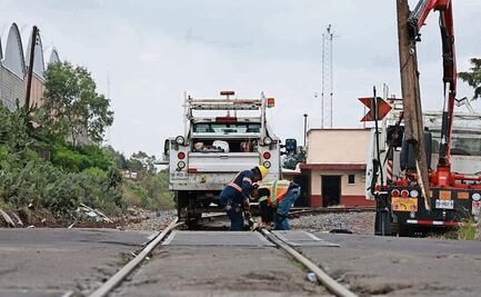 Un día después, colocan señalización en lugar donde chocaron autobús y tren en Atlacomulco