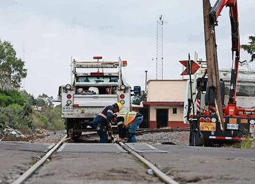 Un día después, colocan señalización en lugar donde chocaron autobús y tren en Atlacomulco
