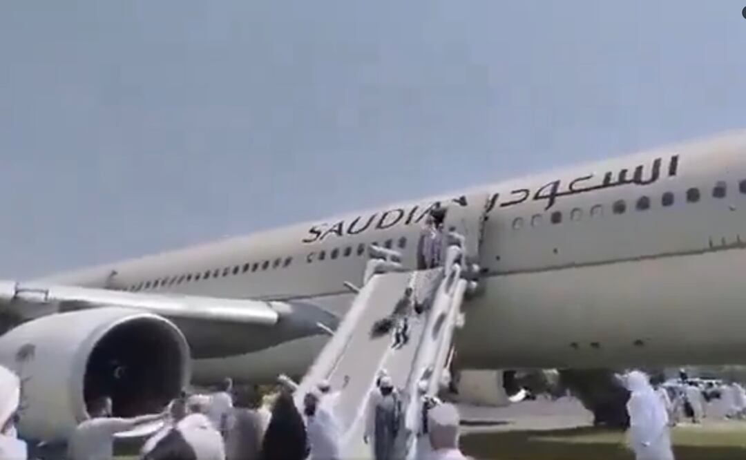 Los 276 pasajeros y loa 21 miembros de la tripulación fueron evacuados de forma segura mediante un tobogán inflable, informó la autoridad de aviación civil de Pakistán. Foto: Tomada de video