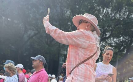 Tras ser exhibida por AMLO, Laura Zapata comparte foto con “señora de Tláhuac” en marcha por el INE