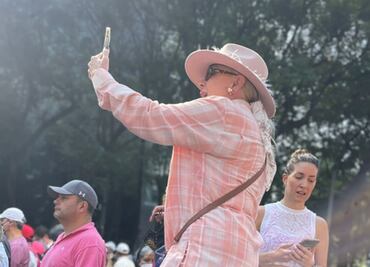 Tras ser exhibida por AMLO, Laura Zapata comparte foto con “señora de Tláhuac” en marcha por el INE