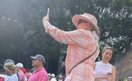 Tras ser exhibida por AMLO, Laura Zapata comparte foto con “señora de Tláhuac” en marcha por el INE