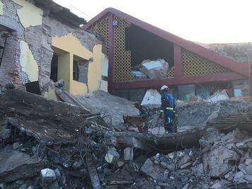 Hallan cuerpo de policía atrapado entre escombros en Juchitán 