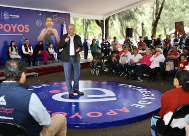Alfredo Ramírez Bedolla entrega apoyos a familias cuidadoras de niñas y niños con cáncer en Michoacán