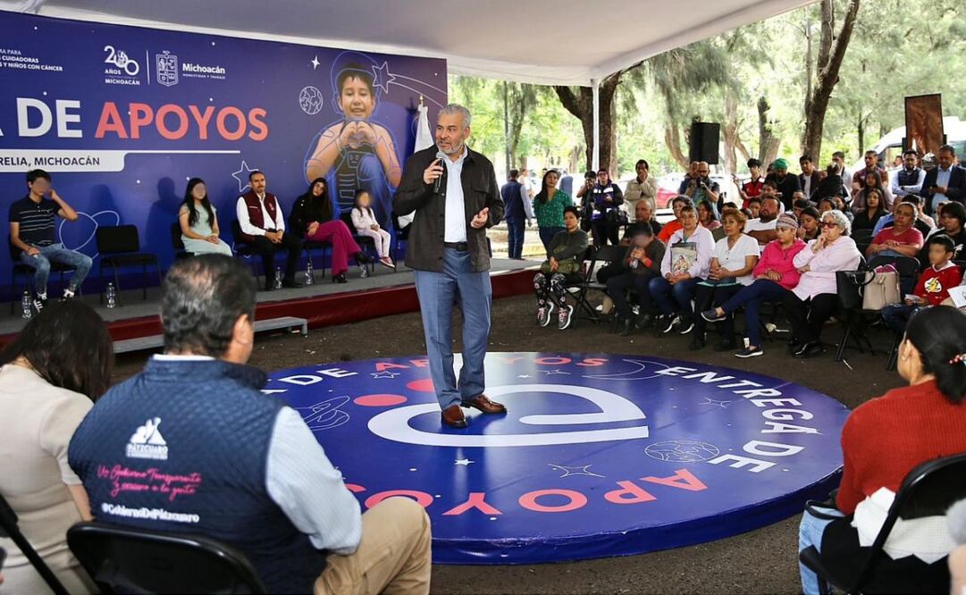El gobernador de Michoacán, Alfredo Ramírez Bedolla, entregó apoyos a las familias cuidadoras de niñas y niños con cáncer. Foto: Especiales