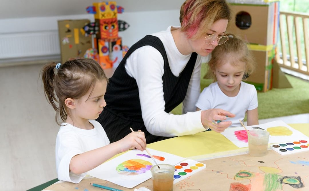 Profesora y alumnas. Fuente: Pexels