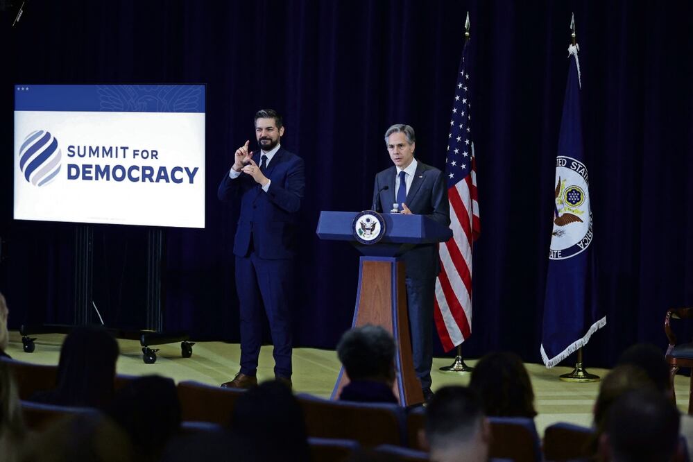 El secretario estadounidense de Estado, Antony Blinken (der.), en una conferencia como parte de la Cumbre por la Democracia 2023, en el Departamento de Estado en Washington. Foto: Alex Wong AFP