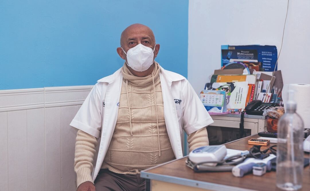 El médico Eduardo Cruz narra cómo quedó marcado por la pandemia que se inició hace cinco años, al ayudar a sus pacientes y al mismo tiempo evitar contagiarse. Foto: de Hugo Salvador