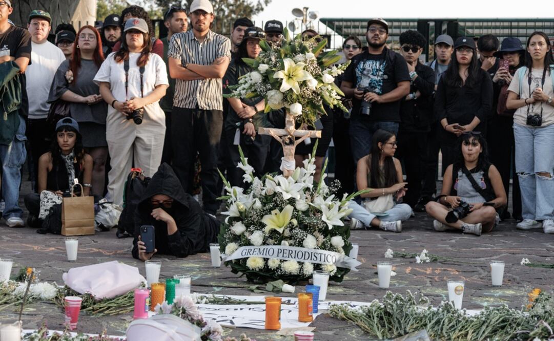 Fotógrafos y reporteros se reúnen a las afueras del Parque Bicentenario tras el fallecimiento de los fotógrafos Bere Giles y Miguel Ángel Hernándes en el festival Axe Ceremonia. Foto: Yaretzy M. Osnaya EL UNIVERSAL.