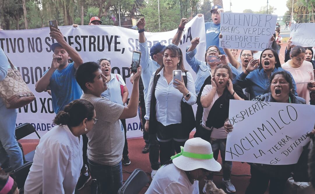 En el estadio Valentín González, donde tuvo lugar el Encuentro Participativo, los vecinos en contra y a favor de la Utopía en el Deportivo Xochimilco se enfrentaron a gritos para imponer su posición. Foto: de FERNANDA ROJAS. EL UNIVERSAL