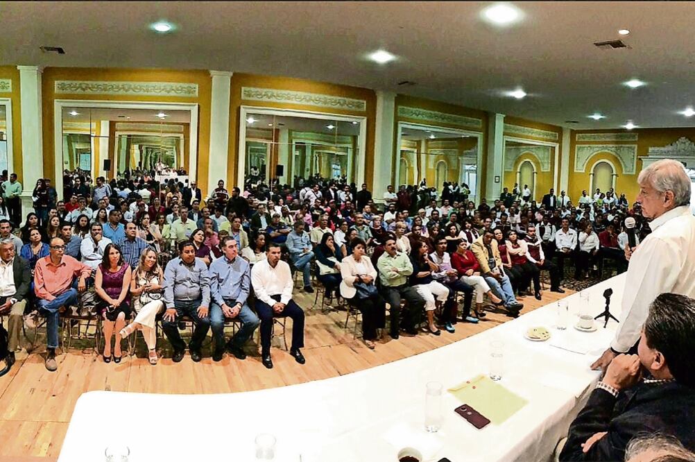 Andrés Manuel López Obrador, candidato de la coalición que integran Morena, PES y PT, se reunió en Aguascalientes con empresarios para exponer sus propuestas como aspirante a la Presidencia de la República (TOMADA DE TWITTER)