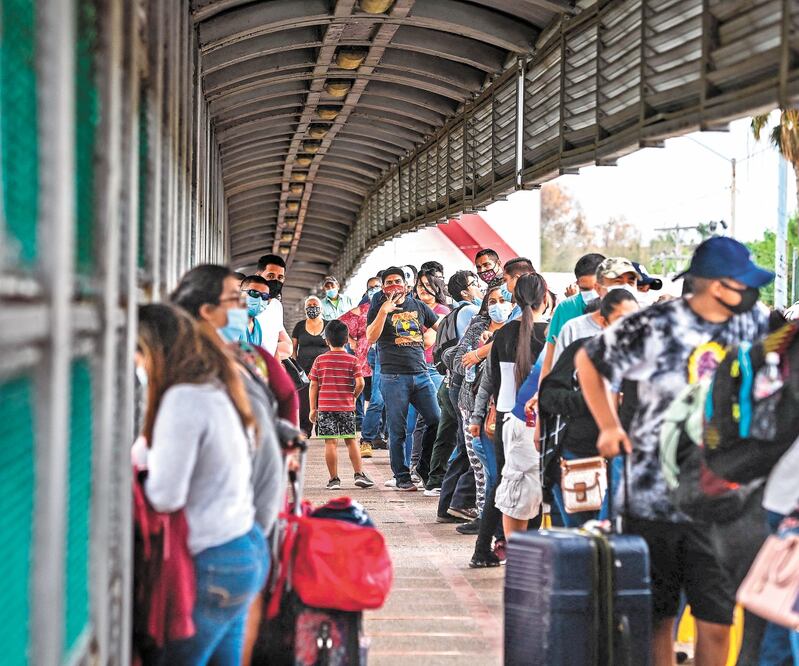Migrantes, en el puente internacional en Matamoros. Foto: Chandan Khanna/ AFP.