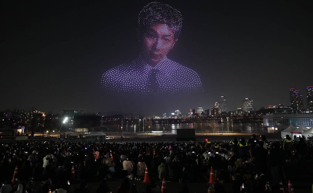 Drones forman la figura de RM, miembro del grupo de K-pop BTS, durante un espectáculo de luces con drones para celebrar el regreso del grupo en un parque a orillas del río Han en Seúl, Corea del Sur
Foto: AP Photo/Lee Jin-man.