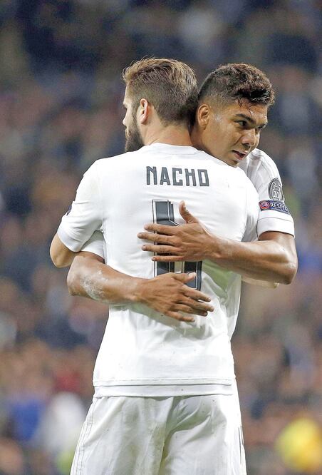 Casemiro abrazó efusivo a Nacho, el central de vocación y lateral obligado, por ser el artífice del triunfo (JUAN CARLOS HIDALGO. EFE)