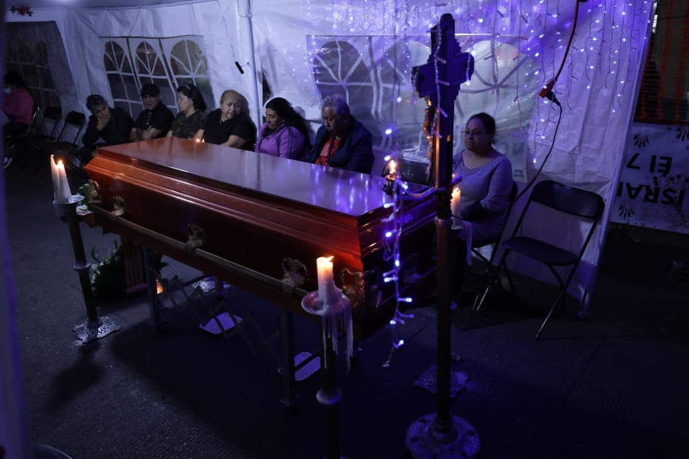 Velan al señor Salvador, vecino desalojado del edificio Cuba número 11, en el Centro Histórico. (Foto: Fernanda Rojas/ EL UNIVERSAL)