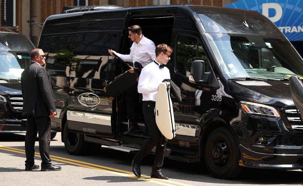 Músicos llegan al Madison Square Garden —el lugar señalado para las celebraciones de la boda de la cantante de pop Taylor Swift y el atleta profesional Travis Kelce— en la ciudad de Nueva York.
Foto: CHARLY TRIBALLEAU / AFP.