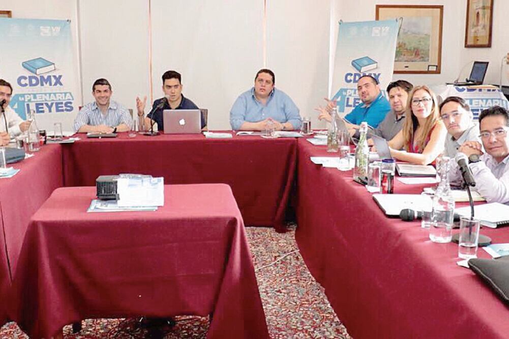 Jorge Romero (al centro) se reunió con panistas capitalinos para analizar leyes secundarias de la Constitución local (TOMADA DE TWITTER)