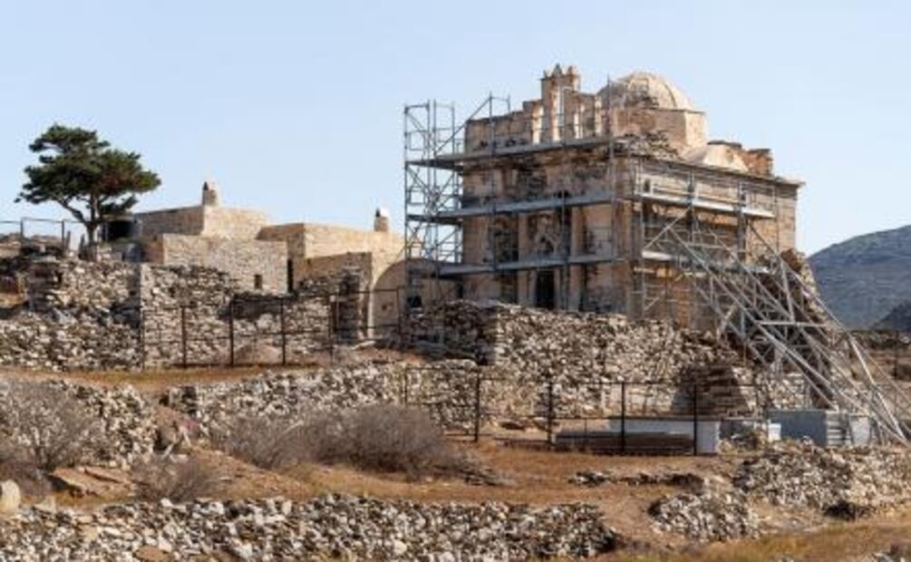 Hallan tumba de noble enterrada con sus joyas hace mil 800 años