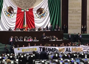 Protesta PRD en San Lázaro contra gasolinazo y muro fronterizo