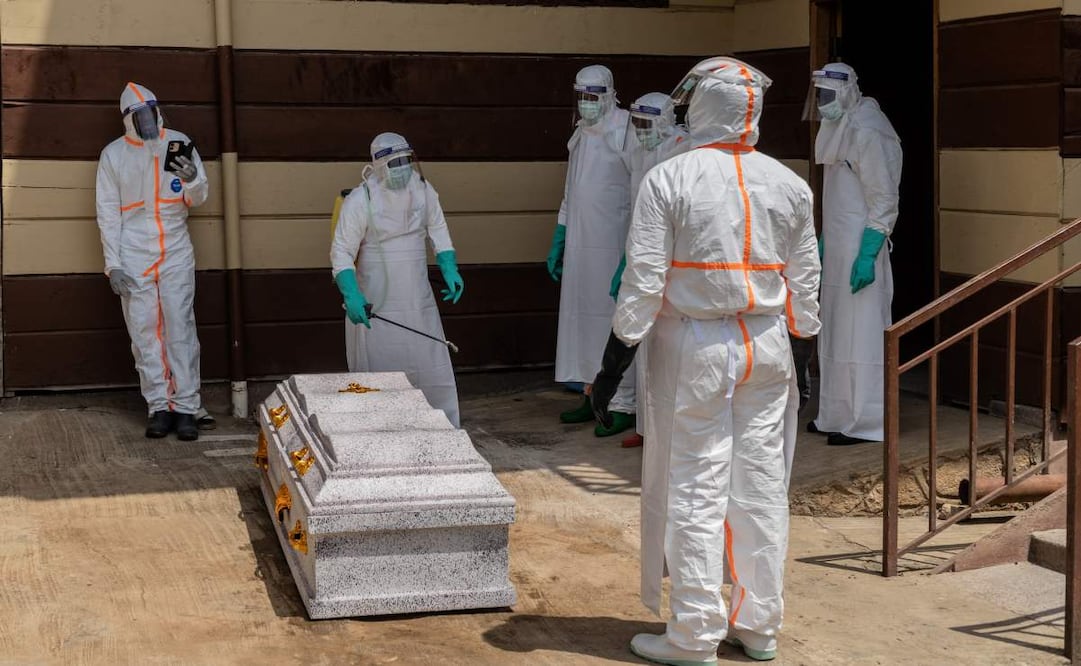 Trabajadores sanitarios preparan el ataúd de Angèle Muyumba Nsimire, una estudiante universitaria que falleció de ébola en la Clínica Citadelle de Bunia, Congo, el viernes 12 de junio de 2026. Foto: AP