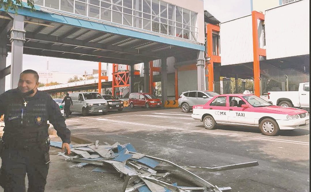 La estructura cayó sobre dos vehículos que circulaban sobre Calzada de Tlalpan. No se registraron lesionados. Foto: ESPECIAL