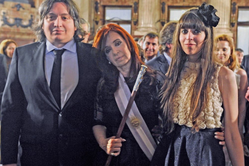 Recur sos. A Máximo y Florencia Kirchner (orillas) les embargaron 16 inmuebles, herencia de Néstor Kirchner, y la parte de la sucesión cedida por Cristina Fernández a ellos. (ARCHIVO. EFE)