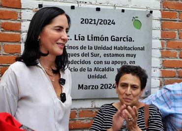 Vecinos develan placa de reconocimiento al trabajo de Lía Limón en Álvaro Obregón
